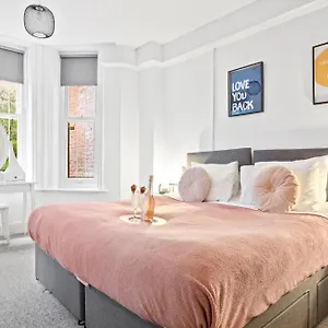 Family Retreat Stylish Apartment, Sleeps 6, 7 Minute Walk To Parking Wifi Kitchen And Washer , Bournemouth United Kingdom